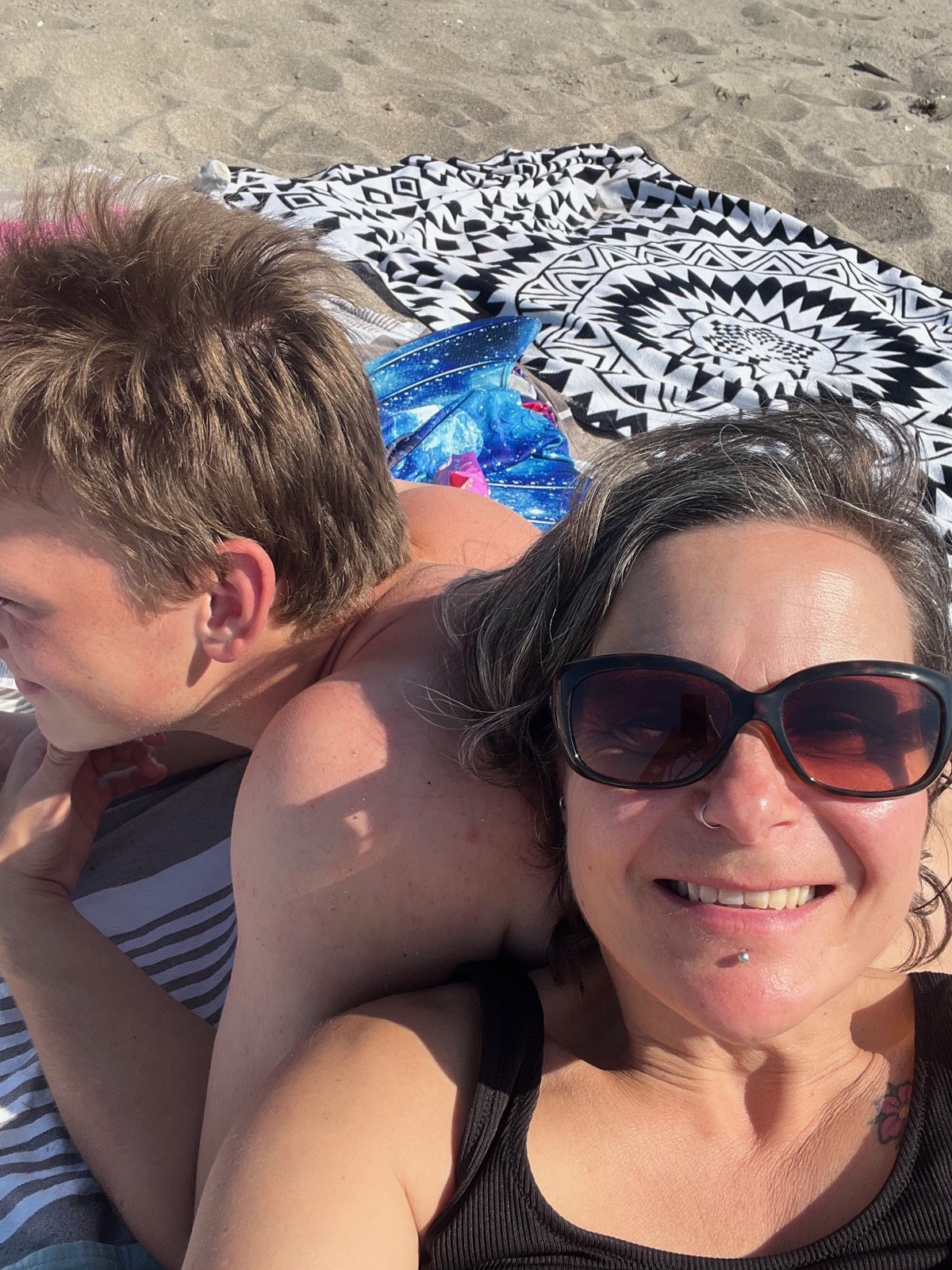 Inga Wiegert mit ihrem Teenager-Sohn am Strand, beide lachend